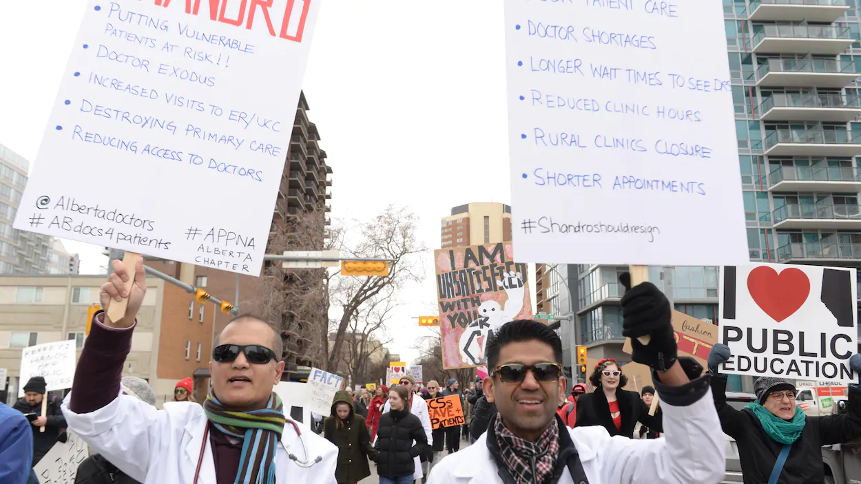 Des milliers d’Albertains manifestent contre les compressions dans le secteur public